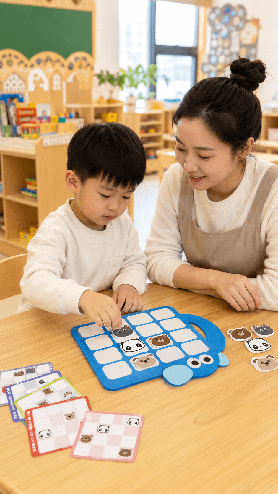 幼儿在课堂中操作布好玩教具动物数独进行逻辑推理